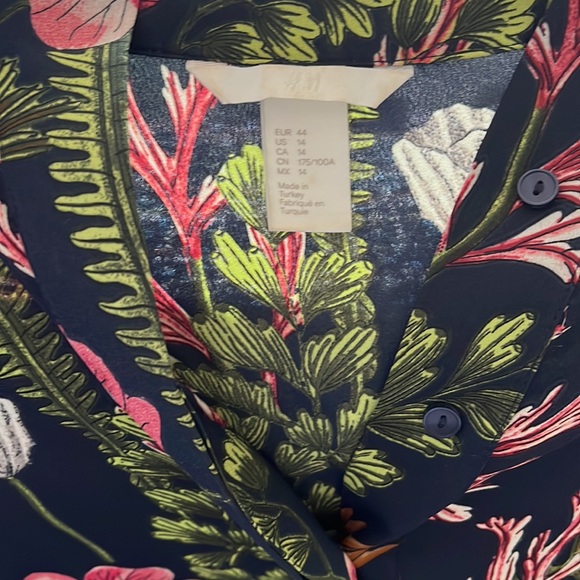 H&M Top - Picture 3 of 3